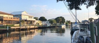 Relaxing retreat on the water-10 minutes to Gulf and Springs!