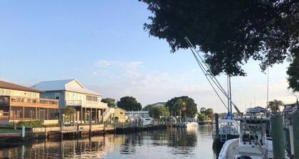 Relaxing retreat on the water-10 minutes to Gulf and Springs!