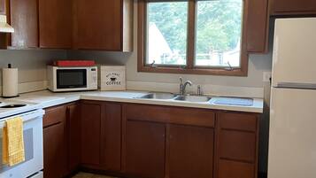 Jääkaappi, mikroaaltouuni, uuni, liesi