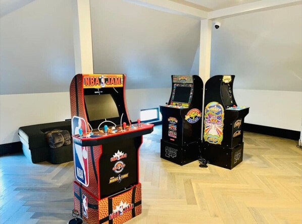 Game room - 5,000 sq ft Historic Fletcher Place Home-Sleeps 22 (Indianapolis)