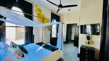 5 dormitorios, escritorio, tabla de planchar con plancha y cuna de viaje