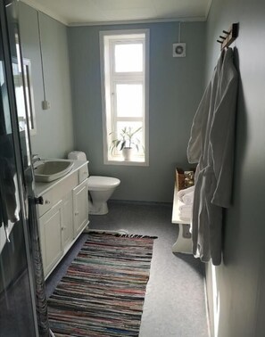 Norman | Banheiro | Chuveiro, secador de cabelo, roupões de banho, chinelos