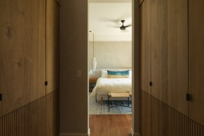 6 bedrooms, iron/ironing board, WiFi, bed sheets