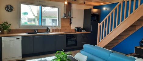 Een koelkast, een magnetron, een oven, een kookplaat