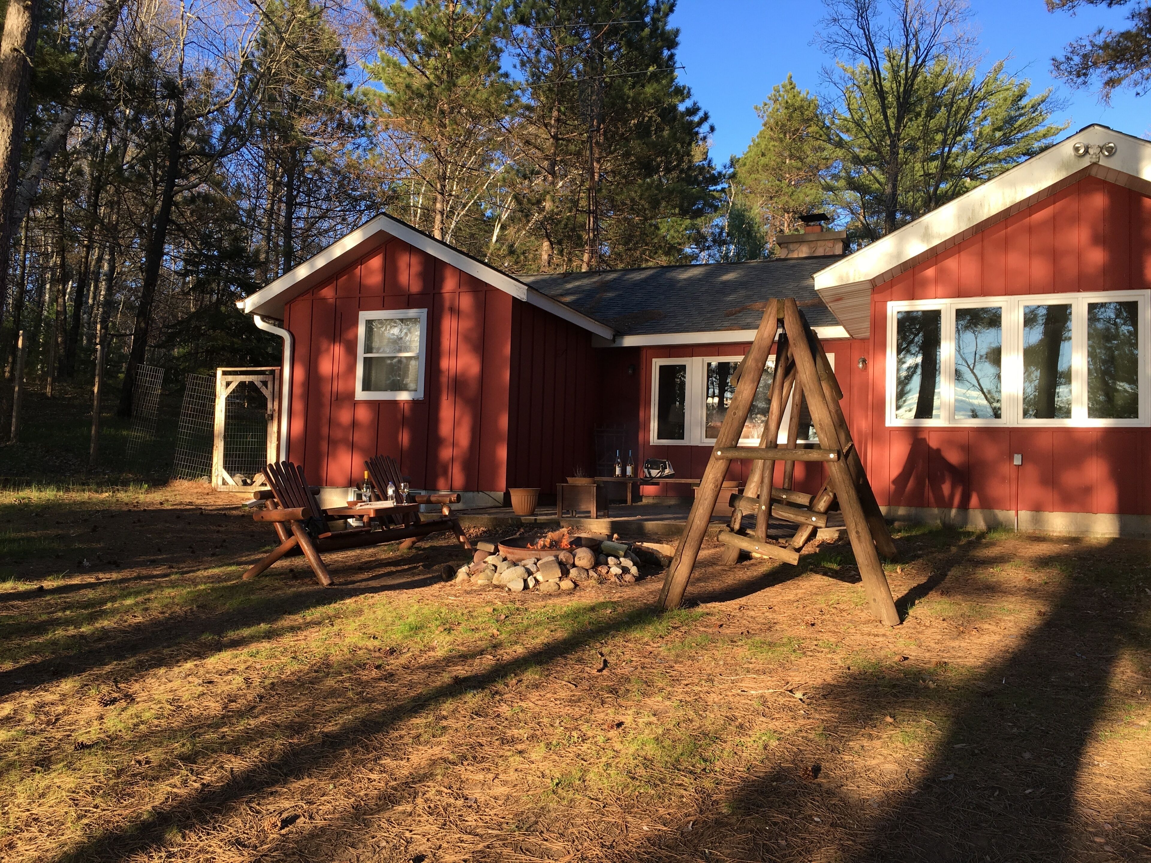 Fantastic value!  Pet friendly, lakefront,  spacious, firepit, kayaks & more!