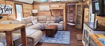 Private Cabin w/ Hot Tub — No Neighbors • Minutes to Aggieland