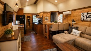 Ein gemütliches Interieur im Chalet-Stil mit Küche, Essbereich und Wohnzimmer.
