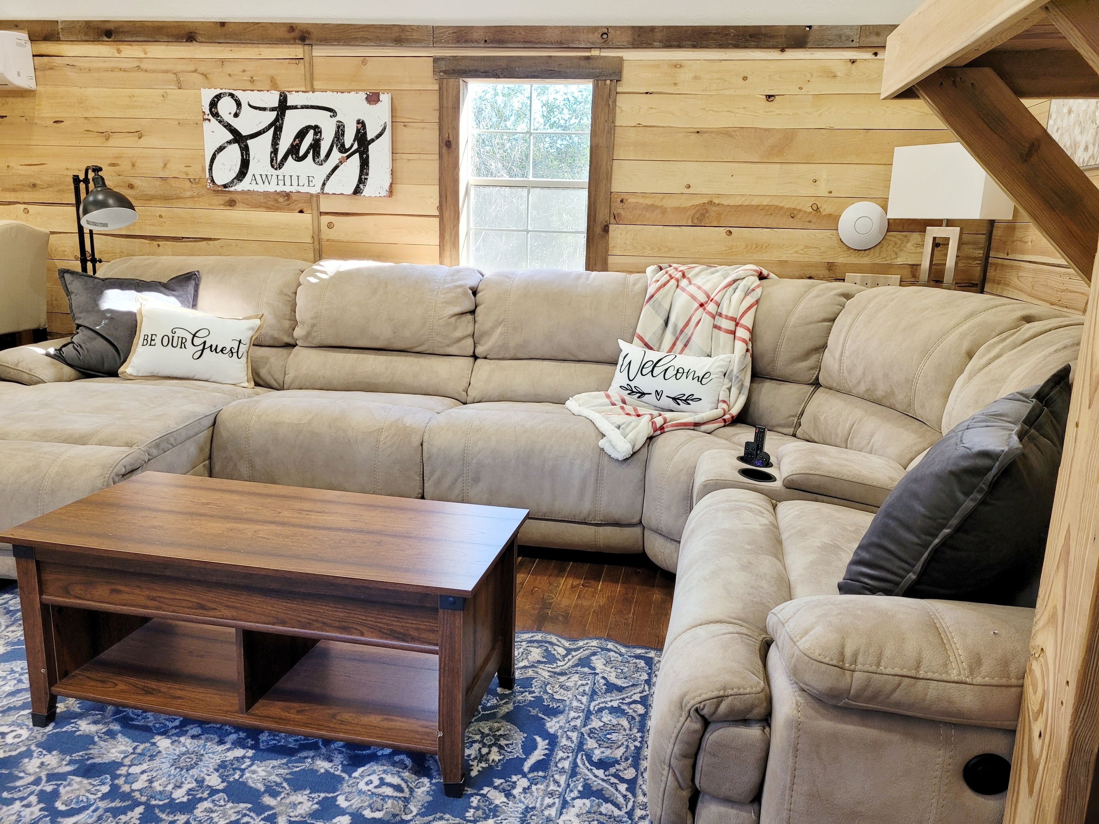 Smart-tv, bøger, stereoanlæg