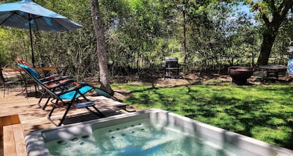 Private Cabin in the woods with Hot Tub in Aggieland 5 minutes -College Station