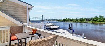 Haus Of Style - Sunsets on the River - Parking