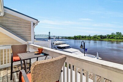 Haus Of Style - Sunsets on the River - Parking