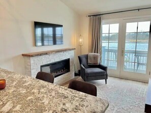 Una televisión, una chimenea