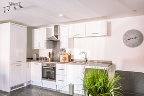 Fridge, microwave, oven, dishwasher - 2 Bed Boutique Apartment with free Parking  - sleeps 4 guests  in 2 bedrooms (YORK)