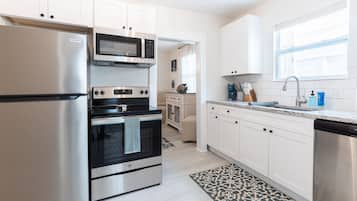 Fridge, microwave, stovetop, dishwasher