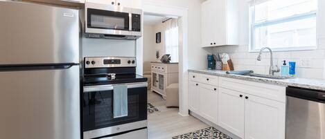 Frigorífic, microones, placa de cuina i rentaplats