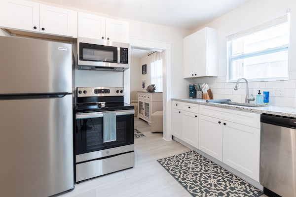 Frigorifero, microonde, piano cottura, lavastoviglie