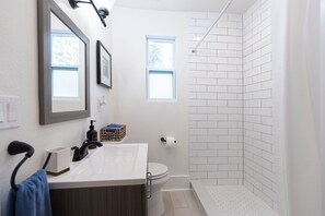 Dusche, Haartrockner, Handtücher, Seife