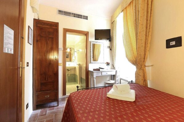Basic Double Room | In-room safe, desk, laptop workspace, soundproofing