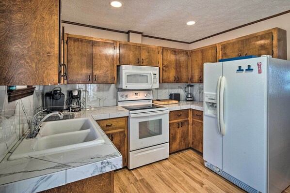 Fridge, microwave, stovetop, dishwasher