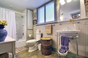 Baignoire, articles de toilette écologiques, sèche-cheveux