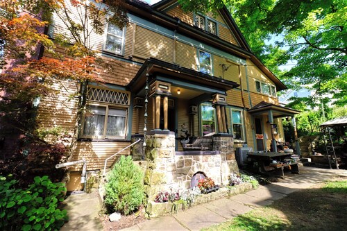 Private entrance apartment with a garden view!