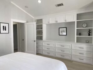 4 bedrooms, desk, iron/ironing board, free WiFi