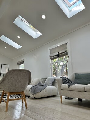 Smart TV, libros, estéreo y monitor de computadora 