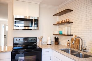 ثلاجة، ميكروويف، فرن، موقد طهي مسطح