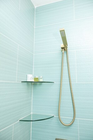 Shower, hair dryer, towels, soap - Marsh view bungalow located in Georgetown, SC (Georgetown)