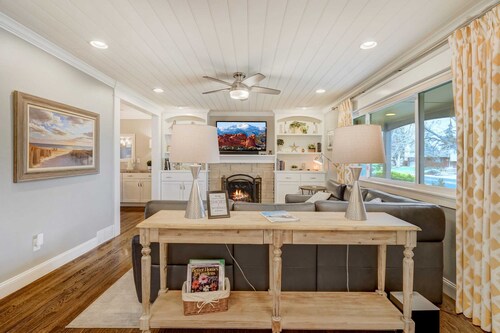 Peak View Palace- Mountain Views, Fire Table & Private Fenced in Yard