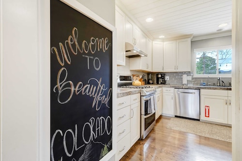 Peak View Palace- Mountain Views, Fire Table & Private Fenced in Yard