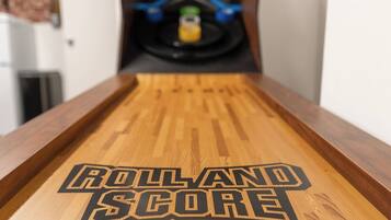Un tavolo di legno con la scritta "ROLL AND SCORE" incisa.