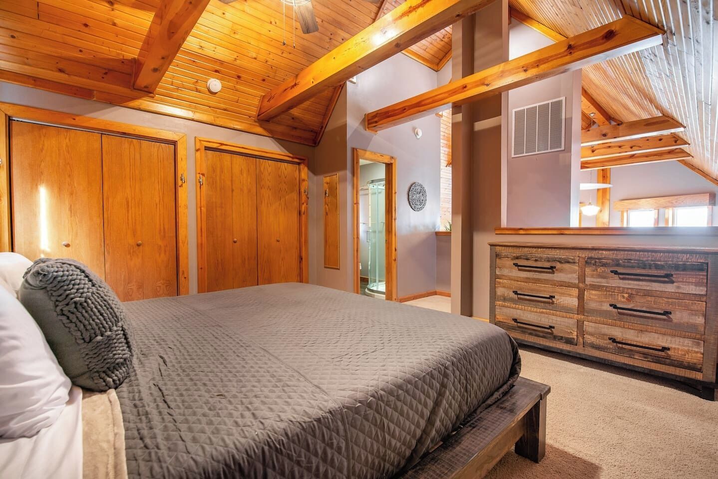 3 quartos, ferros/tábuas de passar roupa, Wi-Fi, roupa de cama