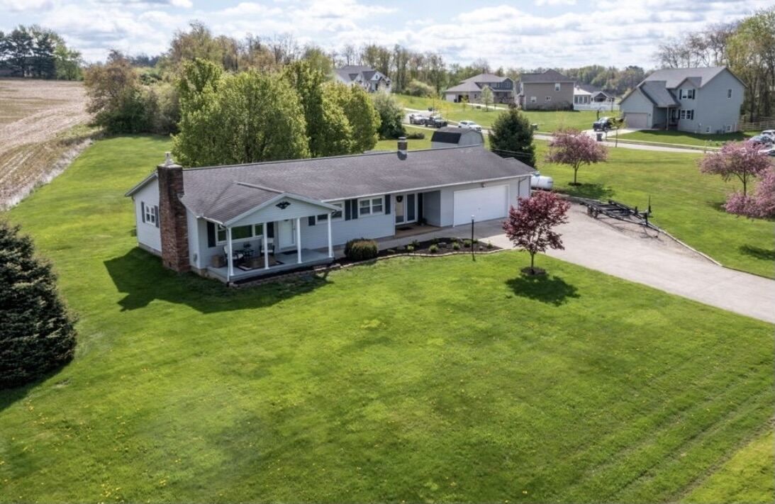 1 Mile from Buckeye Lake - New 2023 HOT TUB and Dog Friendly