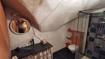 Douche, sĂšche-cheveux, serviettes fournies, savon