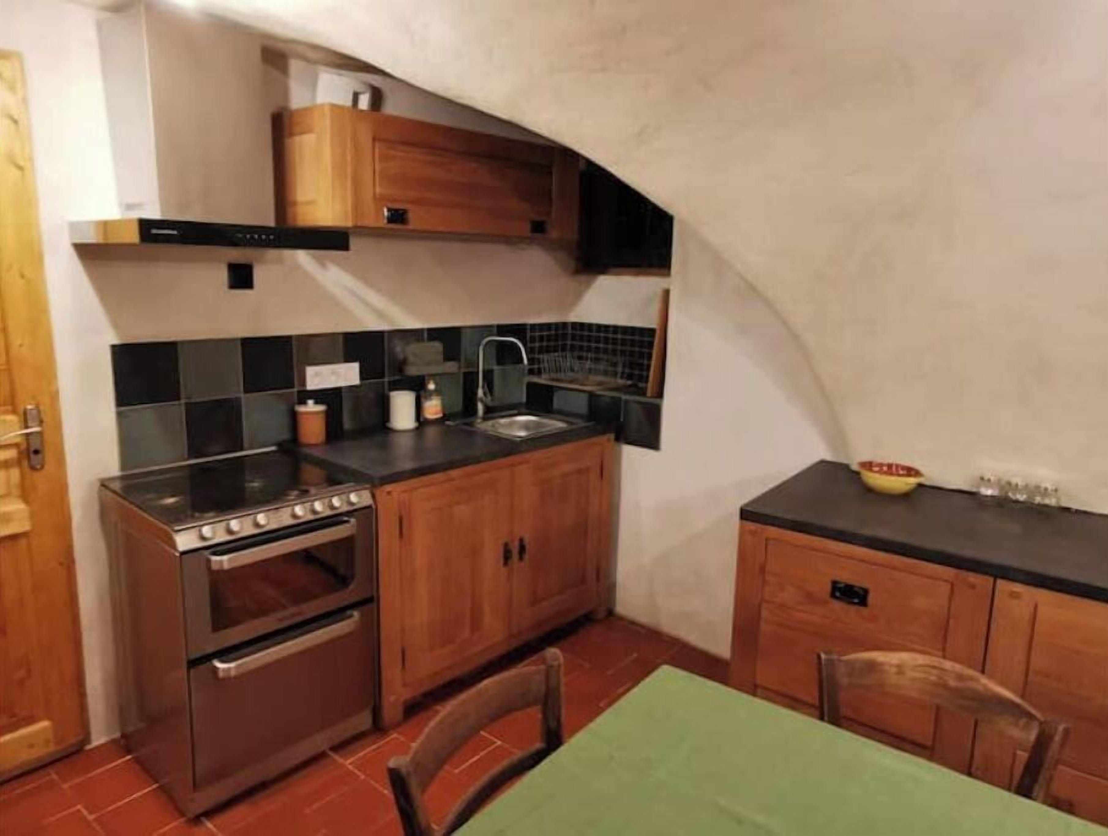 Een koelkast, een oven, een kookplaat, een vaatwasser