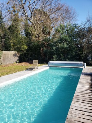 A heated pool - Lunch with the squirrels (Mérignac)