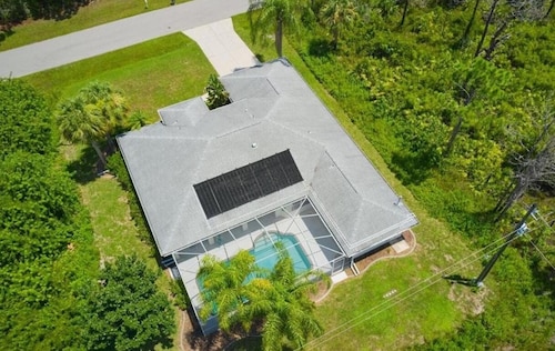 Single family pool home in a quiet neighborhood, close to five beaches, 