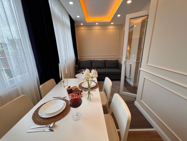 Condo superior, 1 habitación | Área de sala de estar | Smart TV de 104 cm con canales digitales y televisión 