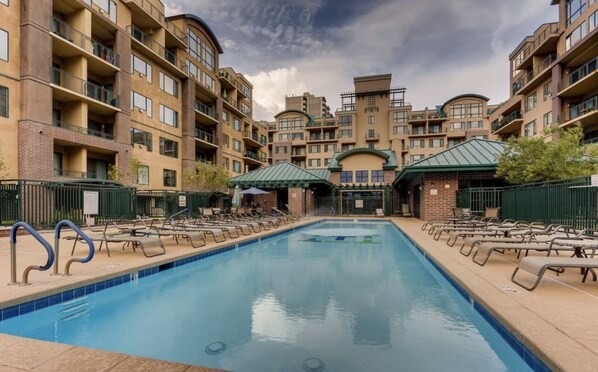 Outdoor pool, a heated pool - Penthouse views in the historic district of Phoenix (Phoenix)