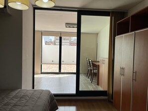 1 habitación, escritorio, tabla de planchar con plancha y wifi gratis