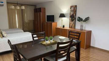 1 habitación, escritorio, tabla de planchar con plancha y wifi gratis