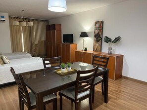 1 habitación, escritorio, tabla de planchar con plancha y wifi gratis