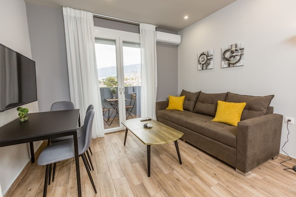 37-inch Smart TV with digital channels, TV - Raise Athens Metro Apartments (Dafni-Ymittos)