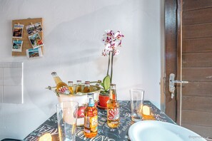 Habitación básica doble, vistas al jardín | Cocina privada | Frigorífico, microondas, placa de cocina y utensilios de cocina