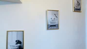 Trois photographies en noir et blanc, encadrées, sont accrochées au mur.