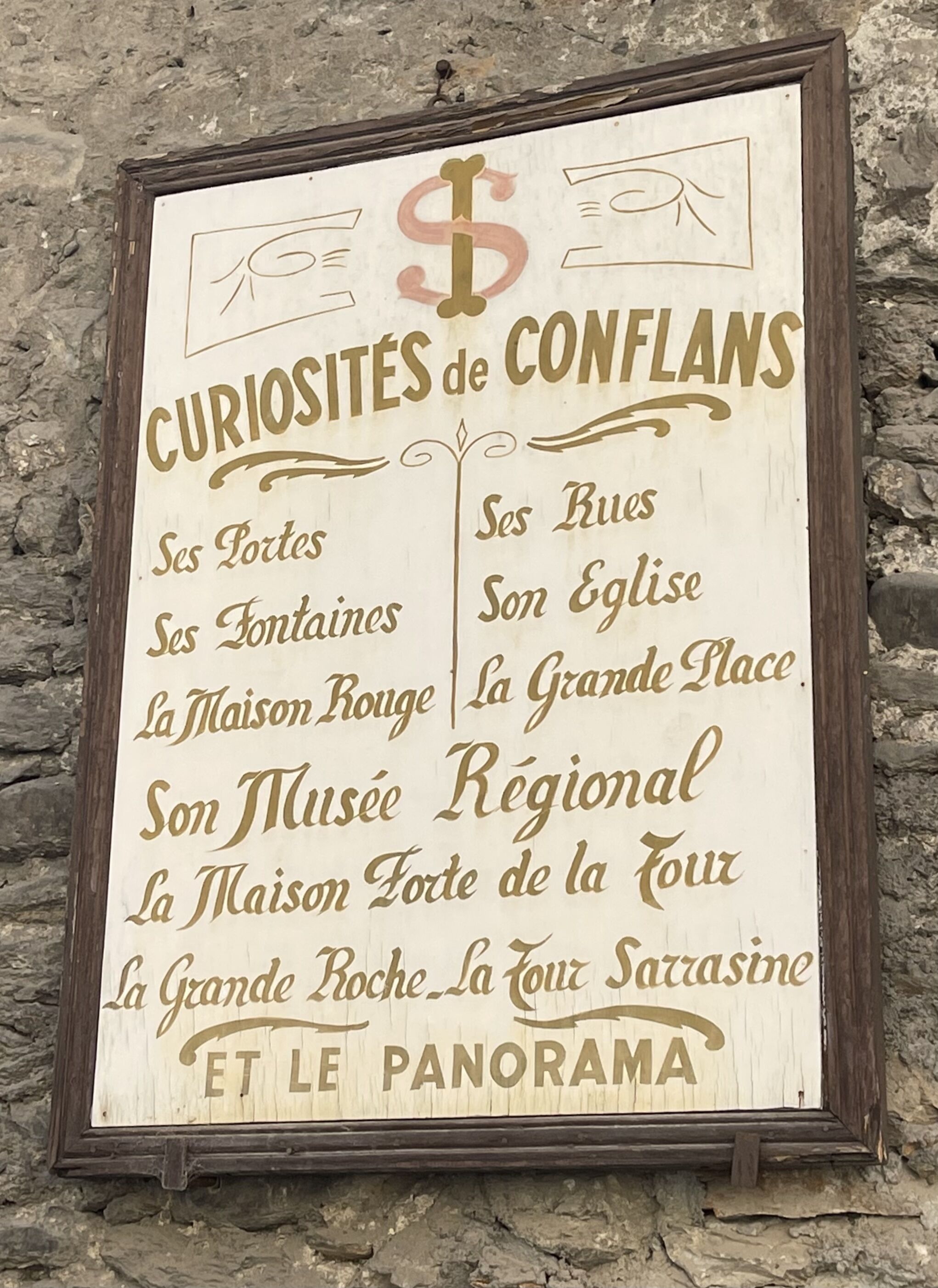 Un cartel que enumera atracciones como 'Curiosités de Conflans', 'Ses Portes', 'Ses Fontaines', 'La Maison Rouge', 'La Grande Place', 'Son Musée Régional', 'La Maison Forte de la Tour', 'La Grande Roche', 'La Tour Sarrasine' y 'Et Le Panorama'.