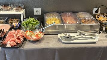 Tägliches großes Frühstück (15 EUR pro Person)