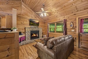 Smart TV, fireplace, DVD player, table football - Romantic log cabin in the mountains (Pigeon Forge)