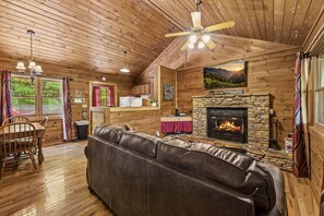 Smart TV, fireplace, DVD player, table football - Romantic log cabin in the mountains (Pigeon Forge)